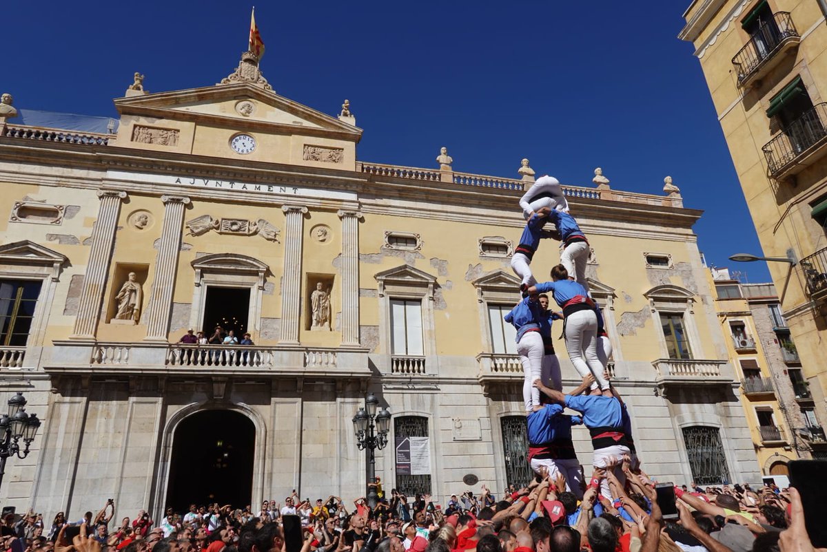 Geperuts's tweet photo. Samedi dernier nous avons participé à la III Diada Castellera Internacional avec nos amis @castellersAND @XiquetsCPH @CCastelleraMAD @CastellersLDN 

Ça a été l'occasion pour nous de faire notre premier castell de 6 niveaux depuis 2019, un 4d6 bien travaillé par toute la colla ! https://t.co/Vc9dV7iQ7o