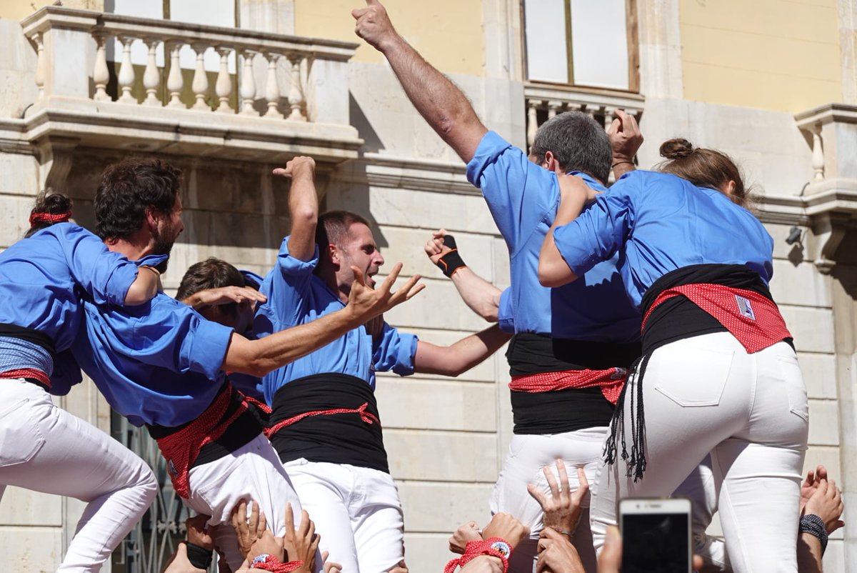 Geperuts's tweet photo. Samedi dernier nous avons participé à la III Diada Castellera Internacional avec nos amis @castellersAND @XiquetsCPH @CCastelleraMAD @CastellersLDN 

Ça a été l'occasion pour nous de faire notre premier castell de 6 niveaux depuis 2019, un 4d6 bien travaillé par toute la colla ! https://t.co/Vc9dV7iQ7o
