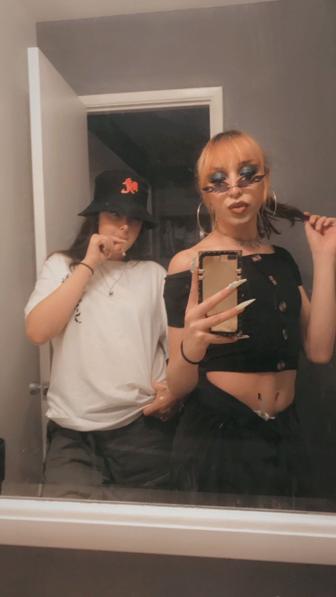 sedonaraebug's tweet photo. I love my fkin friends man 🥹 https://t.co/Z22fpjVM9D