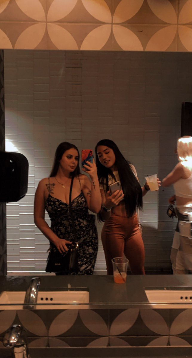 sedonaraebug's tweet photo. I love my fkin friends man 🥹 https://t.co/Z22fpjVM9D
