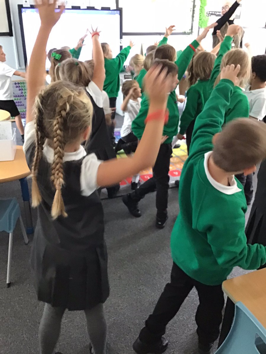 MissEllisClover's tweet photo. What amazing actors and actresses we are! We have learnt actions to help us remember our story about Beegu and her adventure on Earth🛸🌍 #HumberstonCloverfields #CloverfieldsReading https://t.co/8Tgqc1nVtI