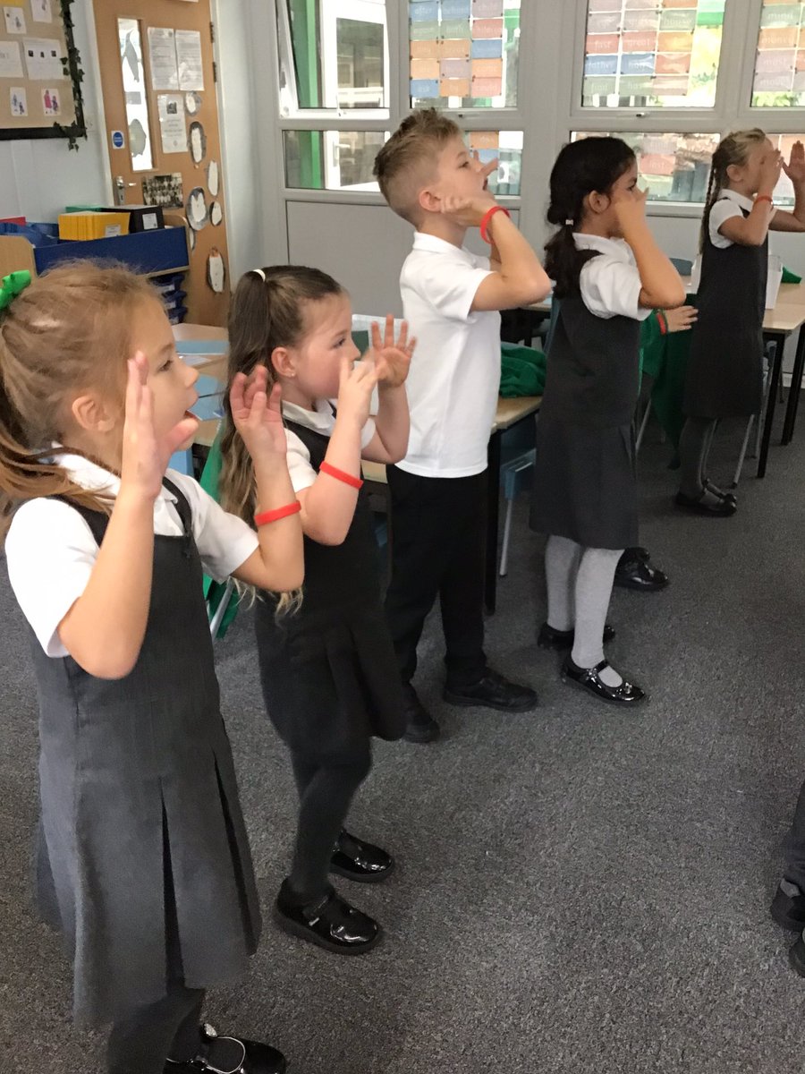 MissEllisClover's tweet photo. What amazing actors and actresses we are! We have learnt actions to help us remember our story about Beegu and her adventure on Earth🛸🌍 #HumberstonCloverfields #CloverfieldsReading https://t.co/8Tgqc1nVtI
