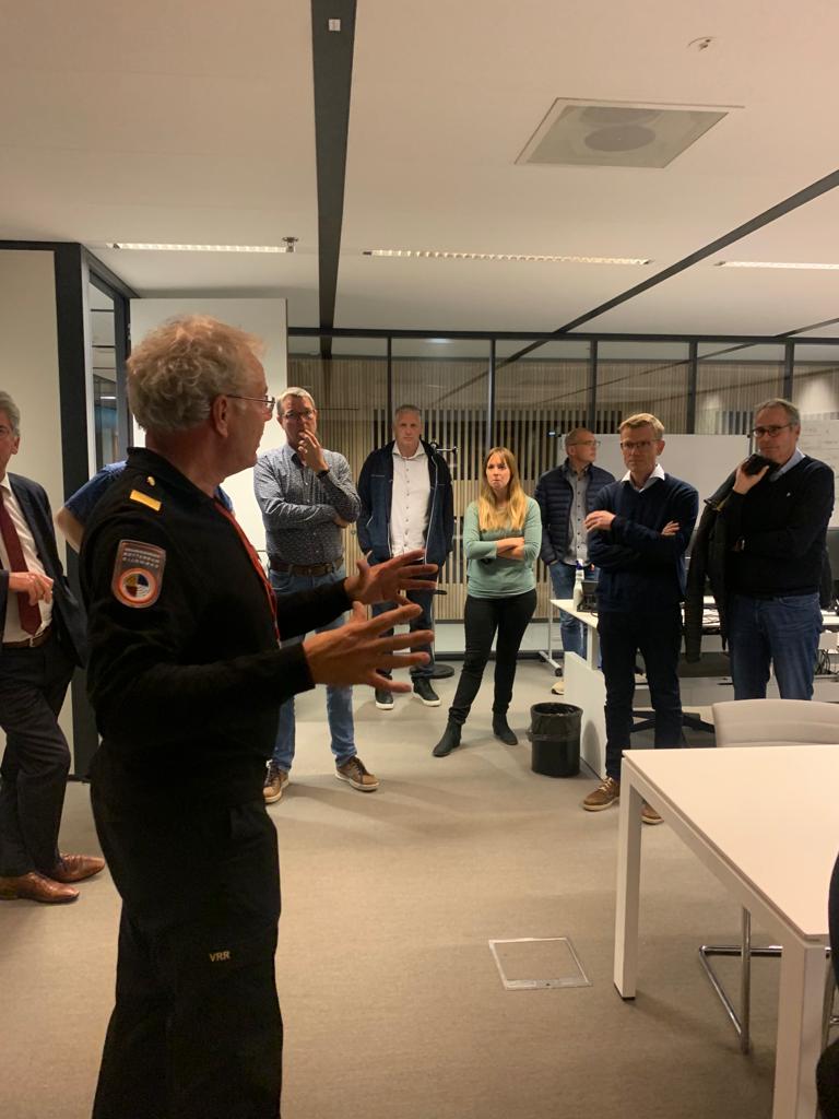 cdamaassluis's tweet photo. Als gemeenteraad van Maassluis waren wij op bezoek bij de VRR.

Alg. dir. Arjen Littooij gaf een passievolle presentatie over brandweer, ambulance, meldkamer en risico- en crisisbeheersing.

Trots op de 2300 medewerkers die iedere dag klaarstaan voor onze veiligheid. https://t.co/NCpQ75hAya