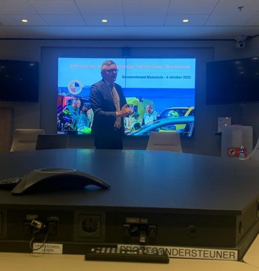cdamaassluis's tweet photo. Als gemeenteraad van Maassluis waren wij op bezoek bij de VRR.

Alg. dir. Arjen Littooij gaf een passievolle presentatie over brandweer, ambulance, meldkamer en risico- en crisisbeheersing.

Trots op de 2300 medewerkers die iedere dag klaarstaan voor onze veiligheid. https://t.co/NCpQ75hAya