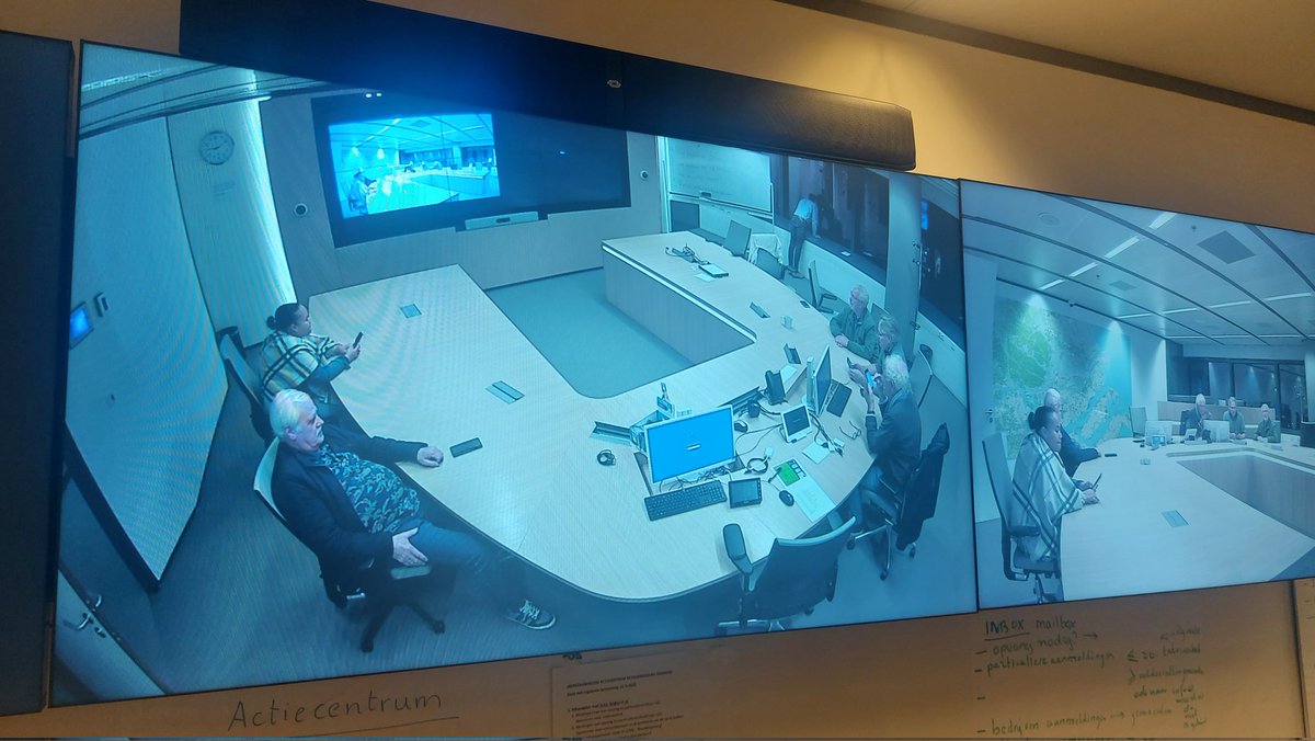cdamaassluis's tweet photo. Als gemeenteraad van Maassluis waren wij op bezoek bij de VRR.

Alg. dir. Arjen Littooij gaf een passievolle presentatie over brandweer, ambulance, meldkamer en risico- en crisisbeheersing.

Trots op de 2300 medewerkers die iedere dag klaarstaan voor onze veiligheid. https://t.co/NCpQ75hAya