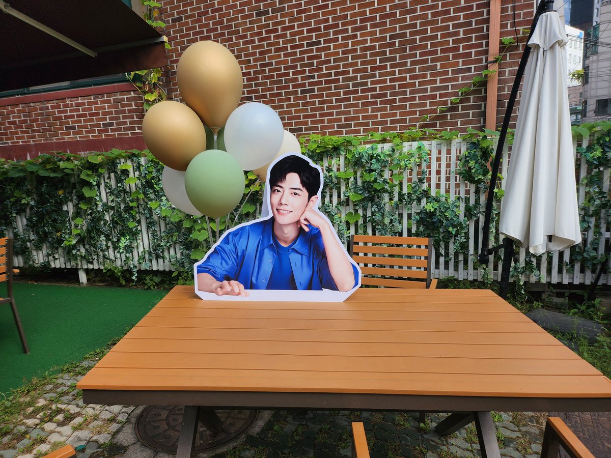 Always_spring05's tweet photo. 안에 사진과 등신대도 진짜 멋있었구☺️😊
(청바지 등신대는 들고 튈까 생각을 읍읍🙄 ㅋㅋㅋㅋㅋ
사존은 진짜 언제 오시나여ㅜㅜㅜ 진짜 아름답다는 말밖에 안나와요ㅠㅠ❤️
#서른지나첫돌 #네버랜드샤오잔생카 #happyxiaozhanday
#샤오잔 #XiaoZhan #肖战 https://t.co/CbiW3M0mnx