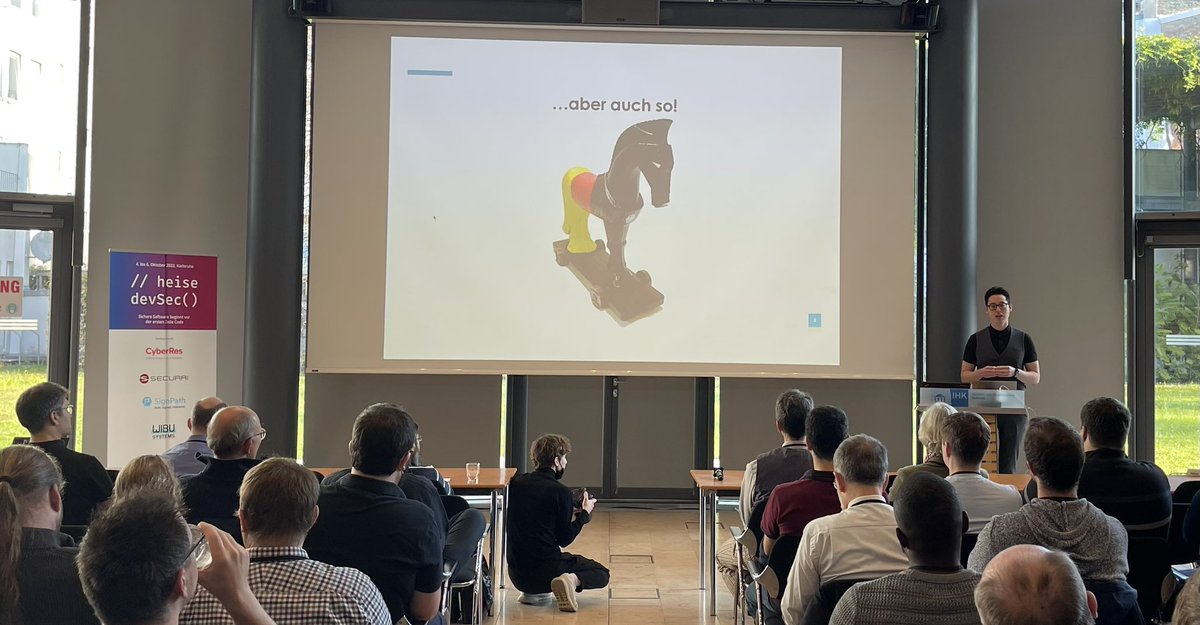 ju916's tweet photo. O‘zapft is – @Dennis_Kipker bei seiner Keynote auf der #devSec22 über den Staatstrojaner https://t.co/uHwY310LCg