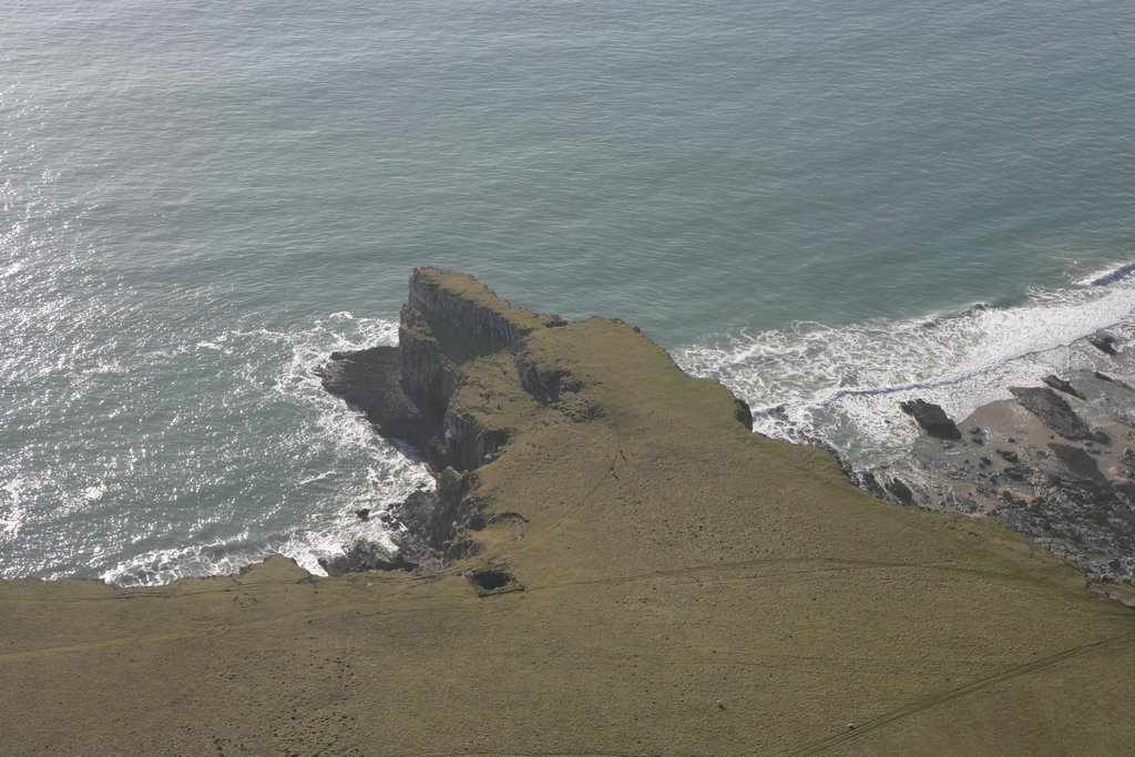 A #hillfortswednesday in miniature today with the tiny Mowingword promontory enclosure, 54m long by 6m wide, projecting from the limestone cliffs at Stackpole Head #Pembrokeshire. It is defined on its landward side by a rock-cut ditch with a paved central causeway 1/3⤵️