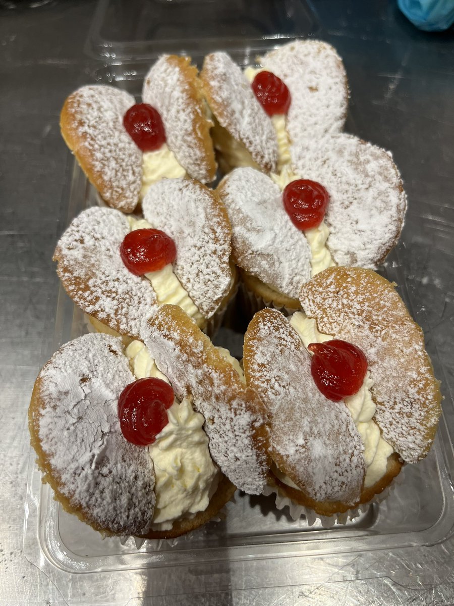 MunnyStewart644's tweet photo. The day that it was 🍰🧁🍩 #WorkCourse guess I have a hidden talent https://t.co/gLj6c6YcNd
