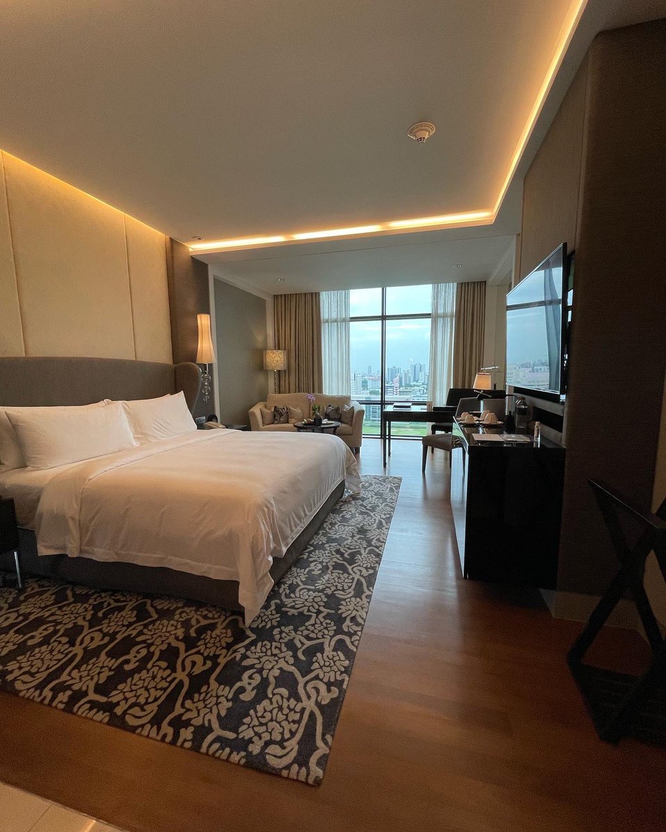 MilitaryTravel2's tweet photo. The next 2 nights will be spent at the @stregisbangkok. This amazing room is thanks to my AMEX Marriott credit card’s free night certificate and $300 hotel credit. #amex #travel #freehotel #free #bangkok #thailand #marriott #stregisbangkok https://t.co/S26tEsW1v9