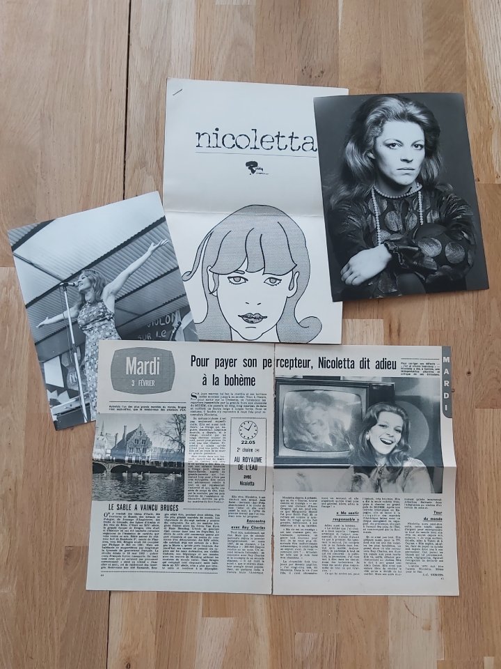 Il y a quelques temps, nous avons récupéré beaucoup de documents de <a href="/Inafr_officiel/">INA.fr</a>. Grâce à eux, nos bénévoles ont déniché quelques pépites. Ici, des photos rares, coupures de presse et une biographie de #Nicoletta ! #popmusic #varietefrancaise #frenchmusic #oldpics