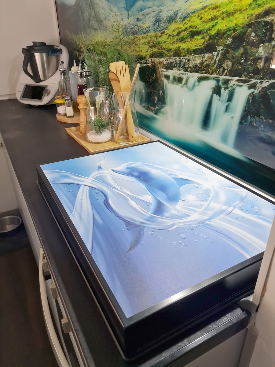 Fotos de nuestros clientes: 
Cubre encimera de acero inoxidable a medida con nuestro diseño "Delfín"
Muchas gracias Ángel por enviarnos la foto de cómo queda nuestra tapa en tu cocina!!
Visita nuestra tienda online si quieres ver nuestros productos. decortapa.com