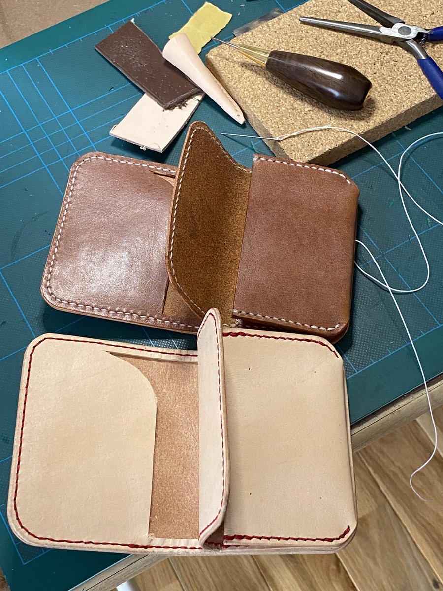 akira_LABO's tweet photo. ミニ財布作りました。ロロマレザーはじめて使いましたが経年変化良さそうな気がします。オイルたっぷり入ってそうです。
生成りは牛タンローAランク
協進レザーさんの半裁の革です。
この後ボタンつけそれぞれがちょっと失敗。。。。。
修行足らん！！！ https://t.co/UC0jAOJTux