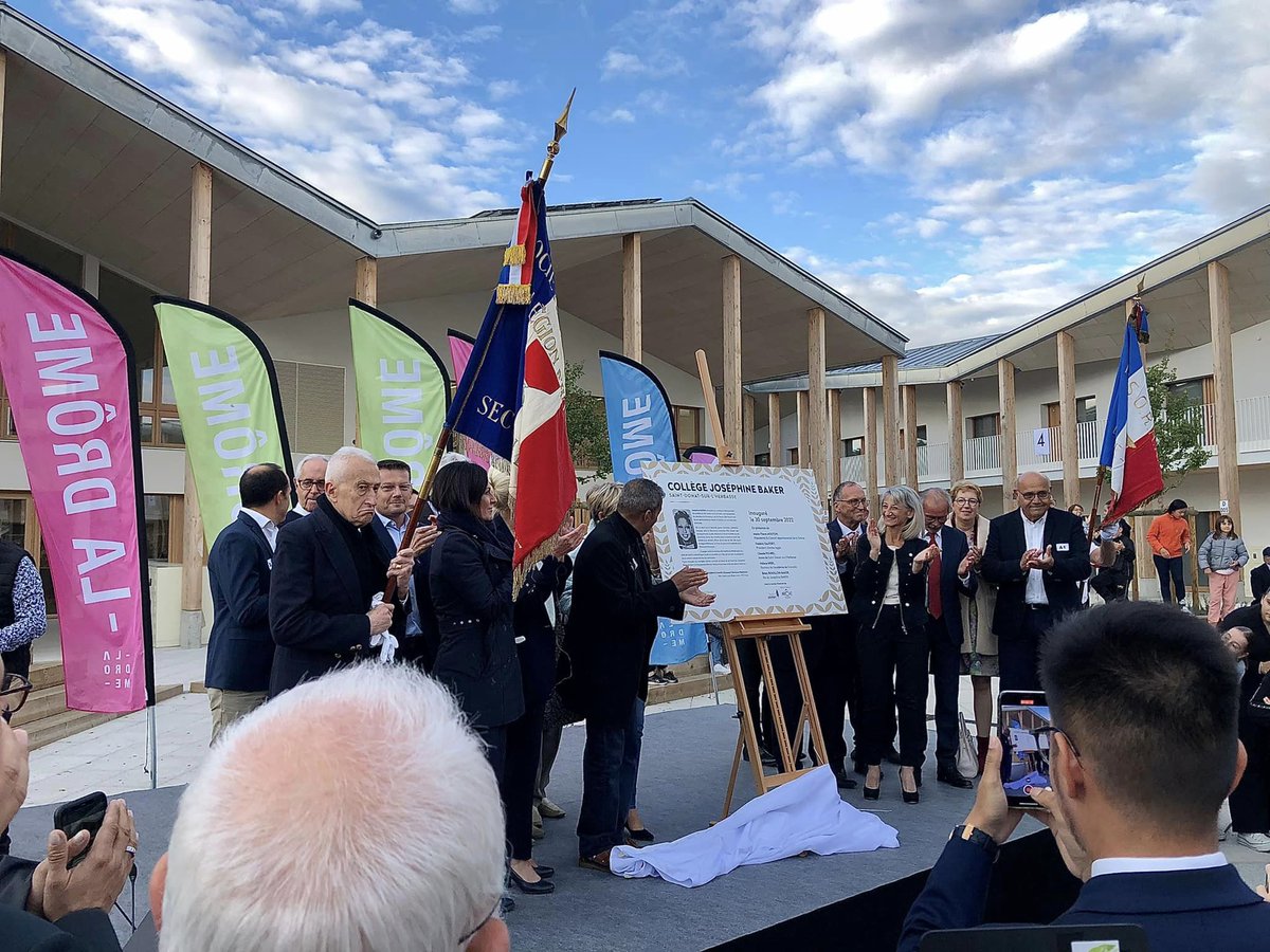 ✂️Vendredi, <a href="/MorhetRichaud/">Patricia Morhet-Richaud</a> se rendait à #SaintDonatsurlHerbasse dans @La_drome pour l'inauguration du Collège Joséphine Baker.

🌲🌳Ce projet a permis la mise en œuvre de 611 m3 de #BoisdesAlpes.

🔎Pour en savoir plus, rendez-vous sur boisdesalpes.net/actualites.php…