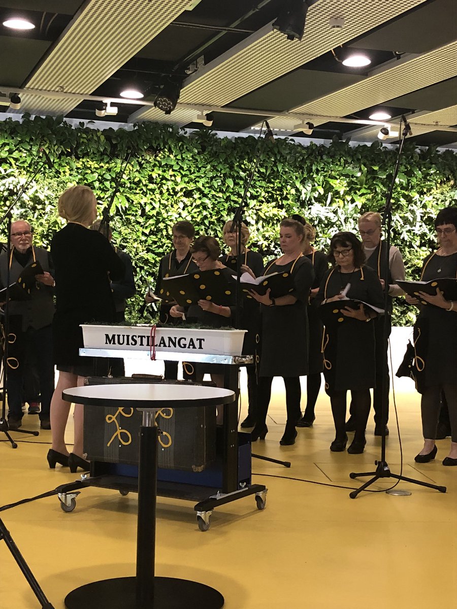 Itkettävän ihana Muistilangat valmistautuu esitykseensä Mahdollisuuksien maisemia -tapahtumassa <a href="/metropolia/">Metropolia</a>’ssa. Muistilangat on Suomen ainoa muistisairaista ja heidän läheisistään koostuva kuoro, toimintaa vetää musiikkipedagogi Minna Lamppu Metropoliasta. #luovuus