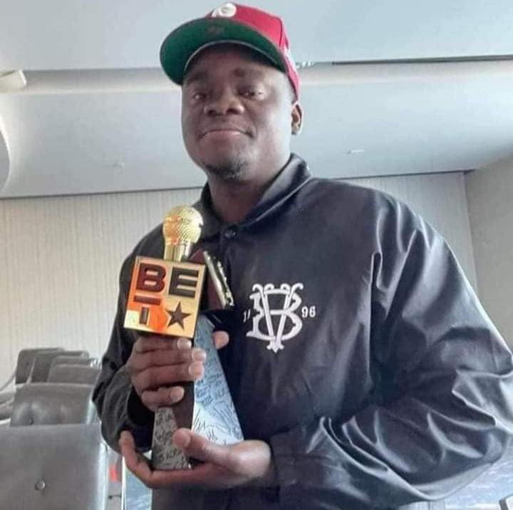 Kulturlesite_'s tweet photo. 🚨BENJAMIN EPPS remporte le trophée du Meilleur Flow International, aux BET Hip Hop Awards 2022 ! 🏆🇺🇸

Une première dans le rap français.

Pour rappel, il était nominé aux côtés de Central Cee. https://t.co/f0p8suKscn