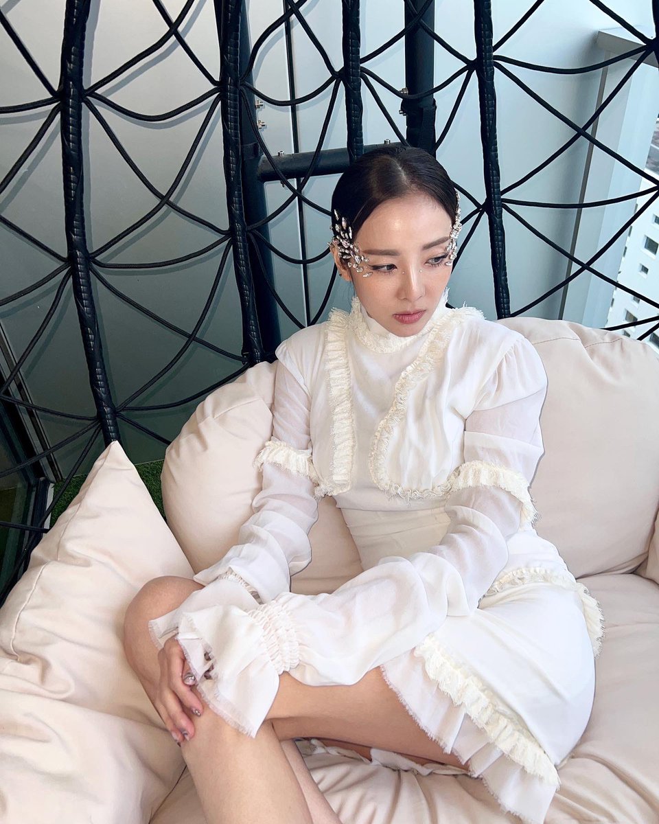 krungy21's tweet photo. 발망쇼 가기전🤍 #Dara in #Paris https://t.co/WcDykPVqOs