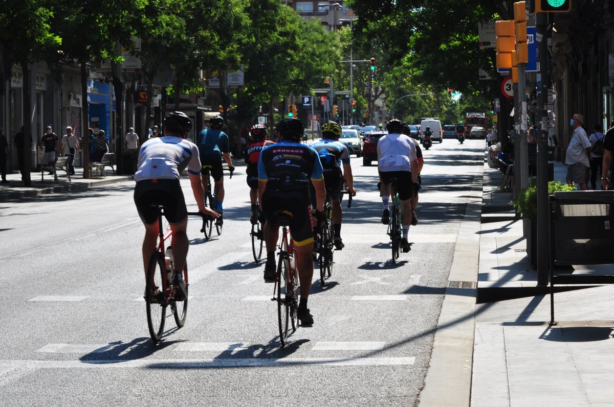 EnbicixBCN's tweet photo. La bicicleta és 👇

✅Més ràpida en distàncies curtes i mitjanes 
✅Més sostenible
 i eficient energèticament 
✅Més saludable, tant per qui pedala com per qui no. 

Per #Barcelona  🚲👇 
#mouteambbici
#biciBCN https://t.co/iWnWlhuZTg