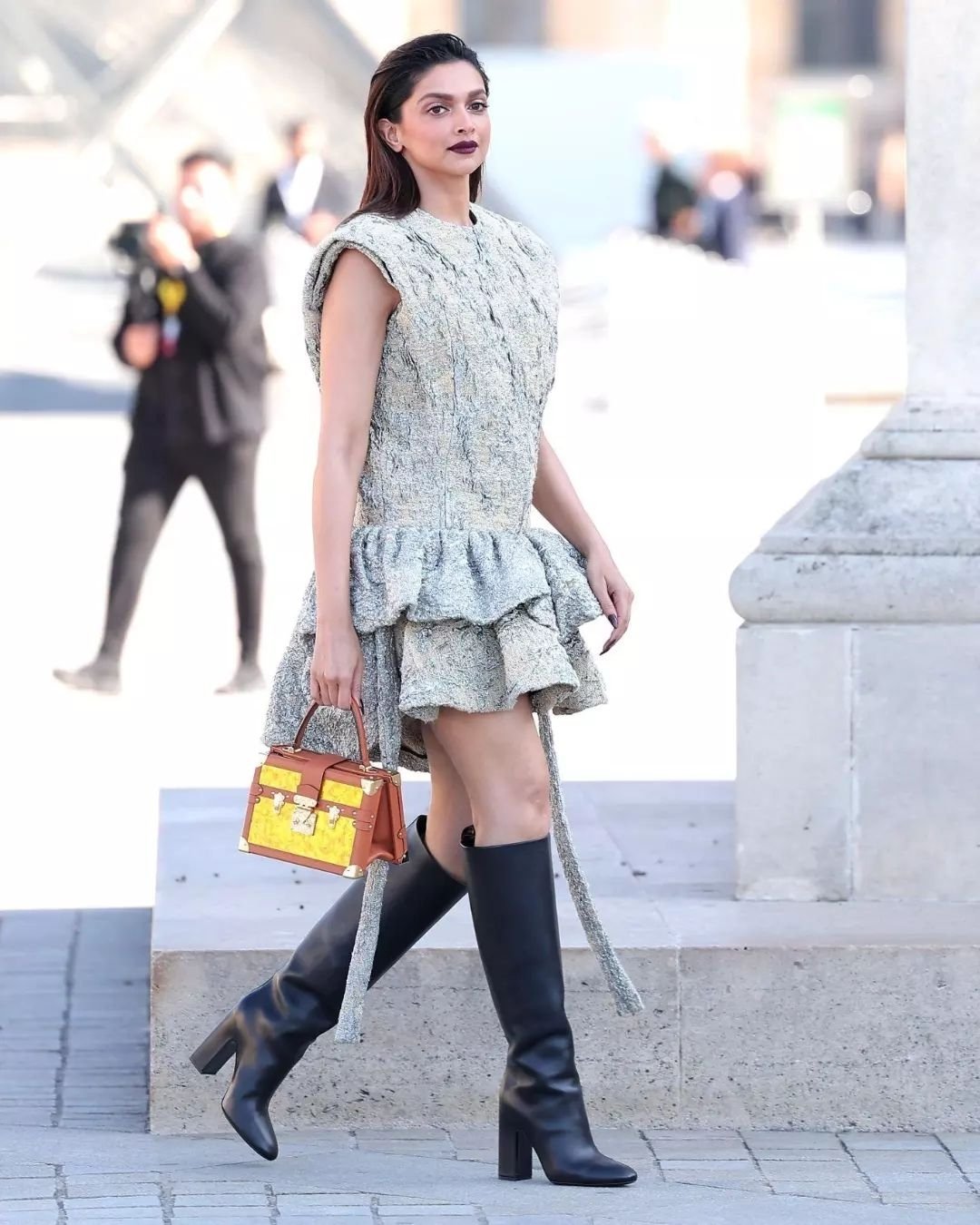 Chipku Media on X: Deepika Padukone at Louis Vuitton Paris show in a mini  dress is a treat for sore eyes. #deepika #deepikapadukone  #deepikapadukonehot #louisvuitton #louisvuittonbag #lv #paris #actor  #bollywood #fashion #style #