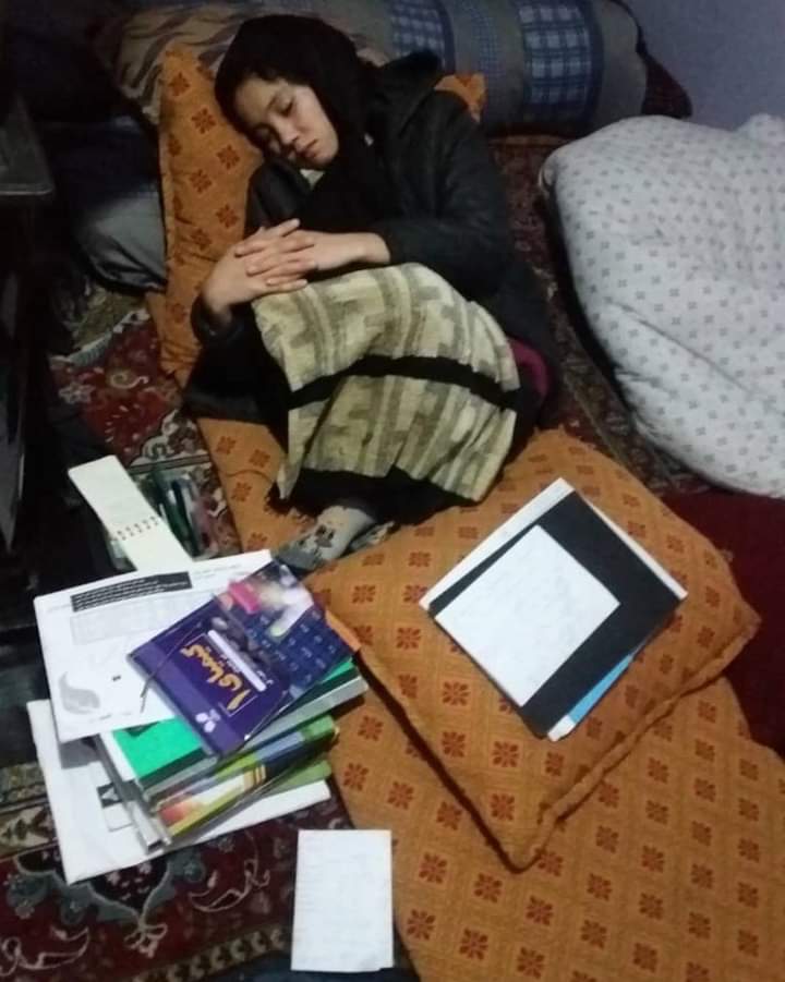 EsmatullahAlim1's tweet photo. چند روز پیش با خواندن درس میخوابید اما حالا 
برای همیشه خوابیده است
#StopHazaraGenocide https://t.co/Iz1aGT5oeb