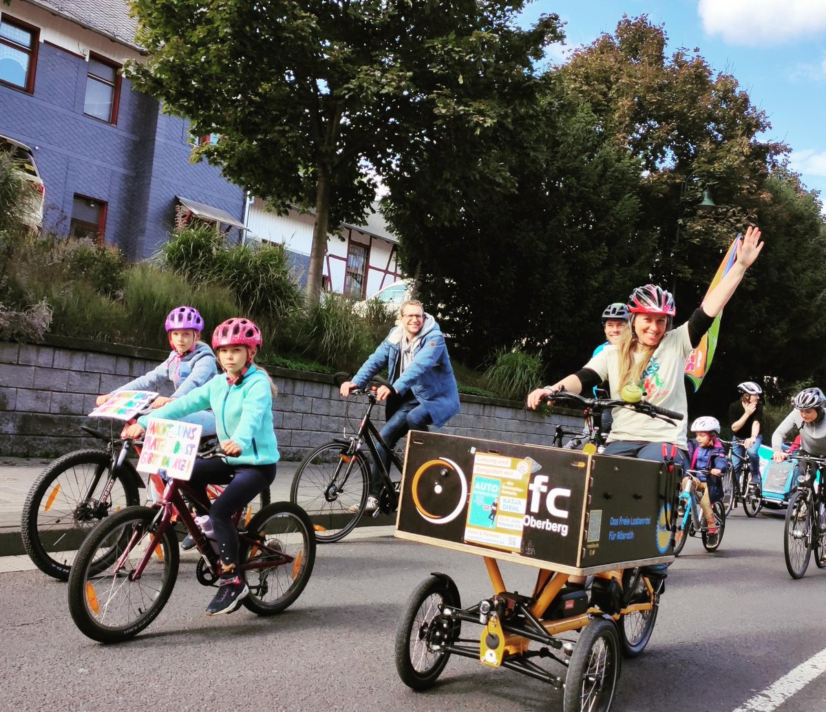 Das RöBike des @AdfcBerg bei der #KidicalMass Rösrath

Und an allen anderen Tagen leicht auszuleihen am Bahnhof Rösrath. Auf roebike.de registrieren und bis zu 3 Tage kostenlos #cargobike fahren.

#verkehrswende #fahrradstadt #energiesparen
