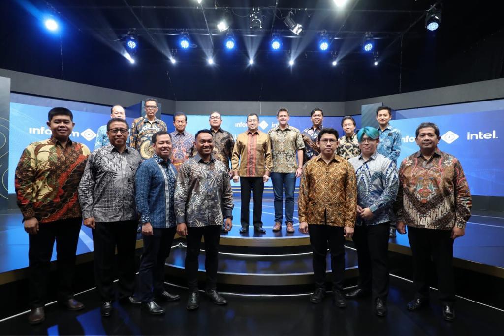 Hary_Tanoe's tweet photo. 𝗧𝘂𝗲𝘀𝗱𝗮𝘆, 𝟰 𝗢𝗰𝘁 𝟮𝟬𝟮𝟮: MoU signing between Intel Corp. and MNC Group in the area of Smart Infrastructure and Digital Solutions.

We hope this cooperation will give significant benefits for both parties. #HT

#HaryTanoesoedibjo #SteveLong #Infokom #Intel https://t.co/4ap2niV7AA