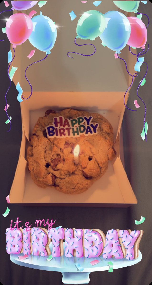 Mes_990's tweet photo. 🎂 🎁 🎉 It’s mmmmyyy birthdayyyy          تعالو نفقع البالونات سوا 🎈🎈 https://t.co/VLKxiXhI15