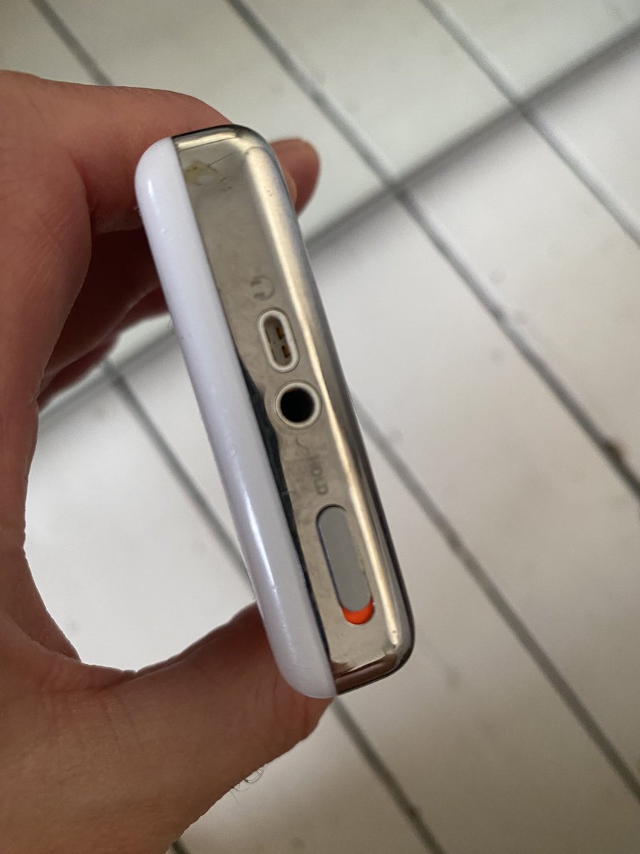 lubes's tweet photo. And now to find out if it’s worth trying to restore this artefact. #iPod3rdGen https://t.co/LAN4aGfrI7