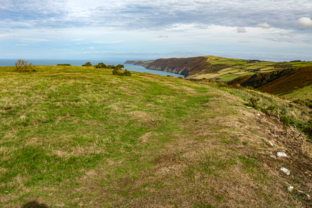 #HillfortsWednesday Pendinas Lochtyn hillfort on Pen-y-Badell near Llangrannog has a spectacular viewpoint south to Mwnt and Cardigan Island and North to Aberystwyth and Llyn Peninsula Thanks to @Toby_Driver1 's excellent book which gives directions