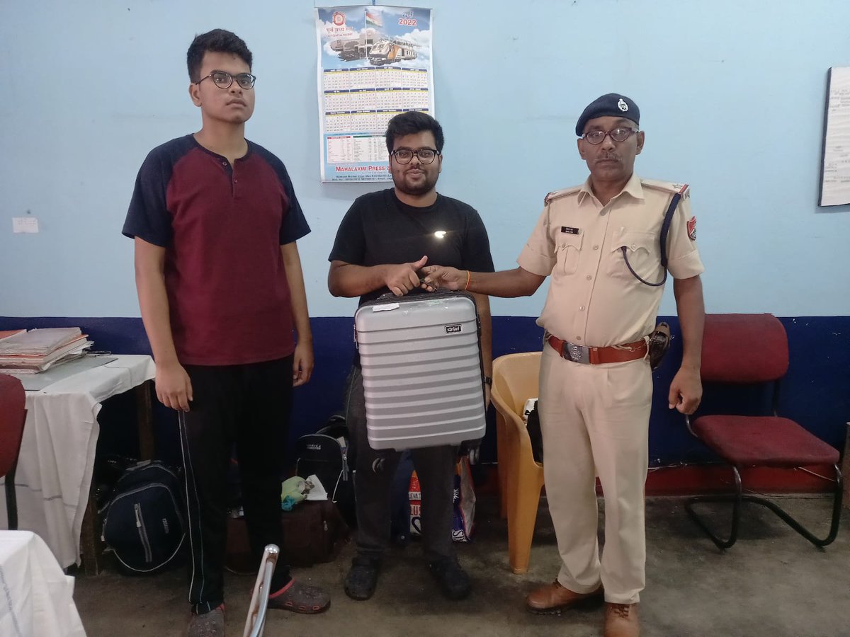 On 04.10.22 under operation #Amanat #RPF Rajedranaga recovered a left behind luggage and handed over to its owner.
<a href="/RPF_INDIA/">RPF INDIA</a>