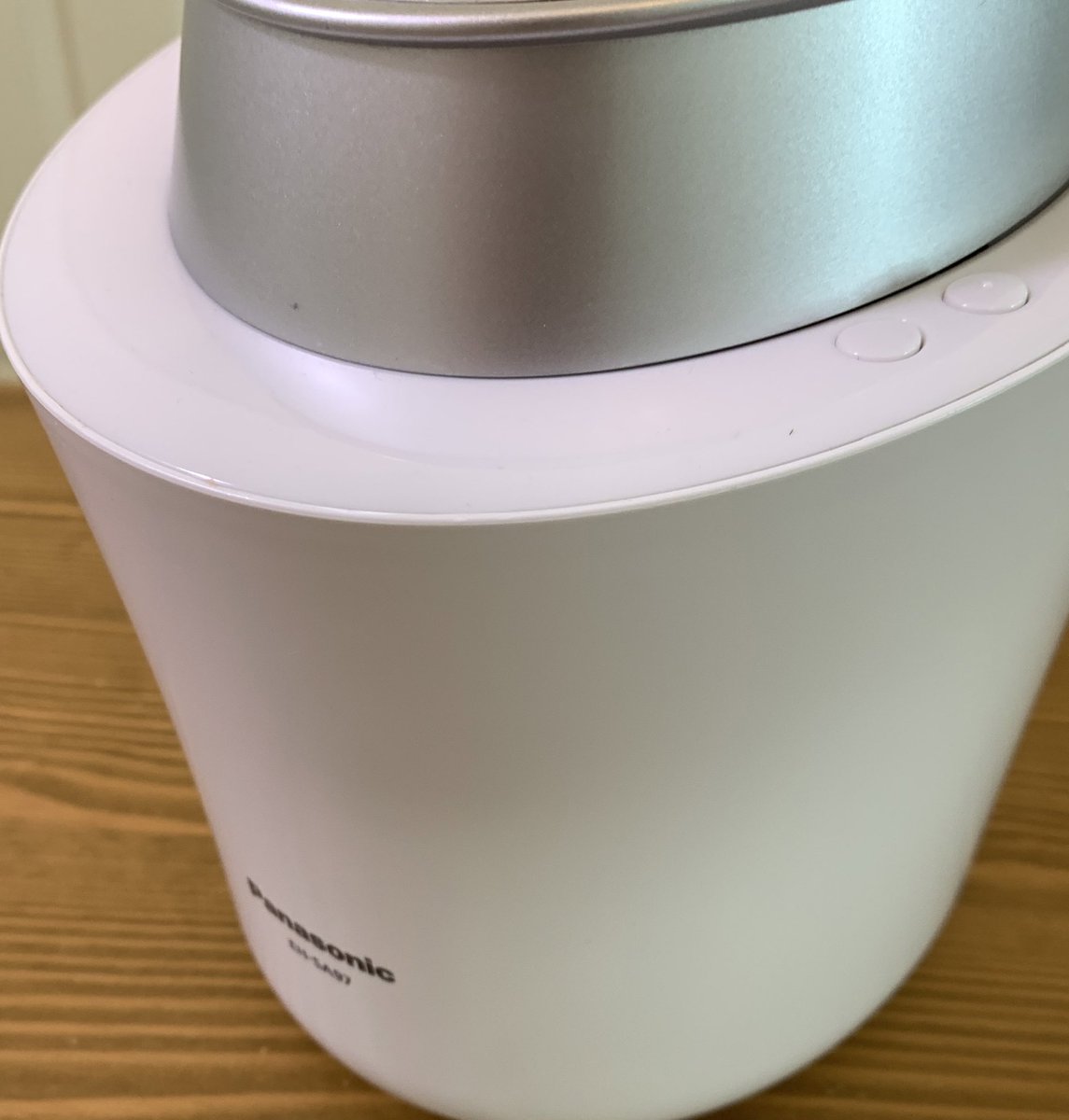 kurutta_onna's tweet photo. スキンケアと聞けばPanasonicのナノケア スチーマーを布教してます。愛用して26年、合わなかった！って人には説明書外の使い方があるんじゃよ。。と伝えたい。素肌にやった時は、毛穴の奥の汚れが出て来るのでまず一回洗顔すること(洗顔料使用✖️) 私も最初はただ当ててニキビだらけになった。続 https://t.co/6NTeVwLbSk