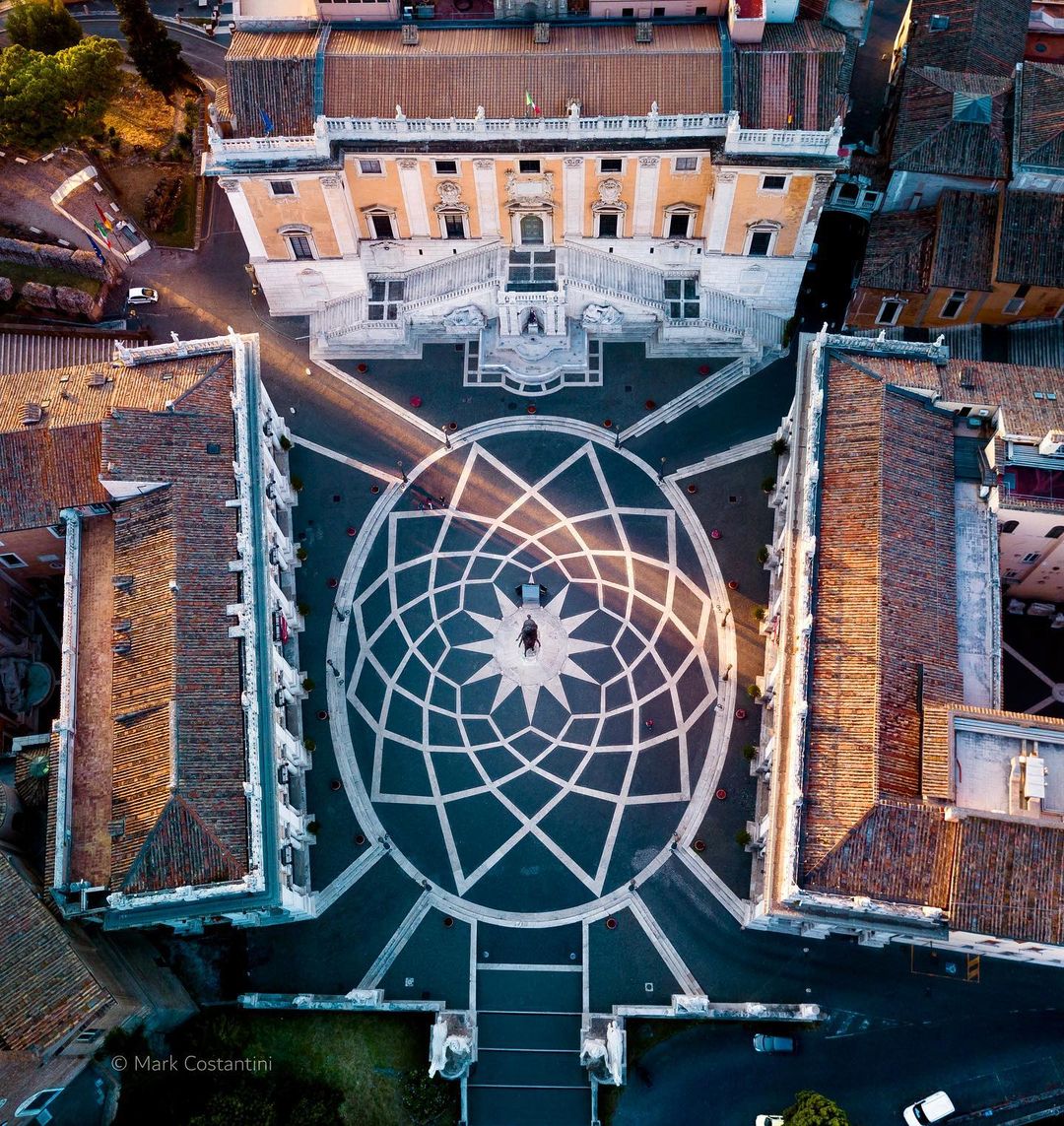 Piazza del Campidoglio in un'immagine presa dall'alto. Piazza del Campidoglio in an image taken from above. 📸 IG mark_costantini_ #VisitRome