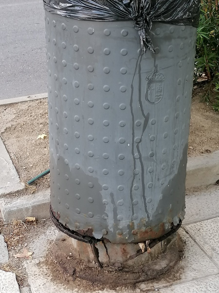 Angel_gumix's tweet photo. Este es el estado en el que están las papeleras y los bancos en la avenida plaza de toros, justo en frente del hotel Equo. Nada que decir @Ayto_Aranjuez??
@HeraldoAranjuez @ccooayto https://t.co/luLmVLRsn5