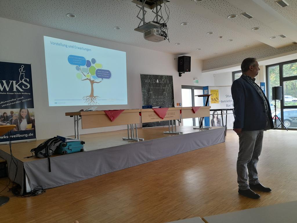 #twitterlehrerzimmer Heute Workshop mit dem Institut der Deutschen Wirtschaft zum Thema Schülerfirma an der Wilhelm-Knapp-Schule in Weilburg #europasrminar