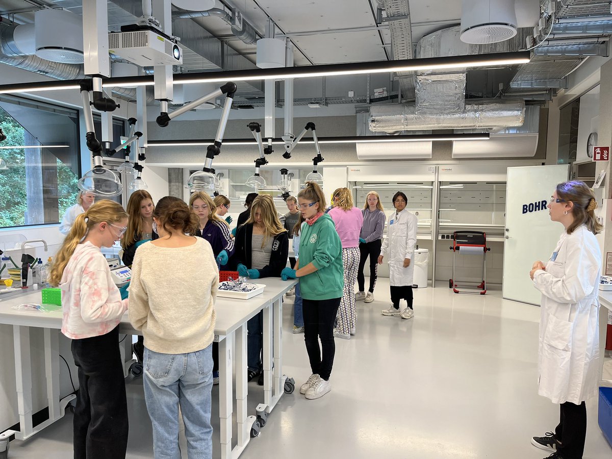LIFEFonden's tweet photo. @Novozymes er i fuld gang med undervisningen i “de alsidige enzymer” - herunder CO2 Capture og plantebøffer 🌱 #GirlsDayinScience https://t.co/TzKIm53BHn