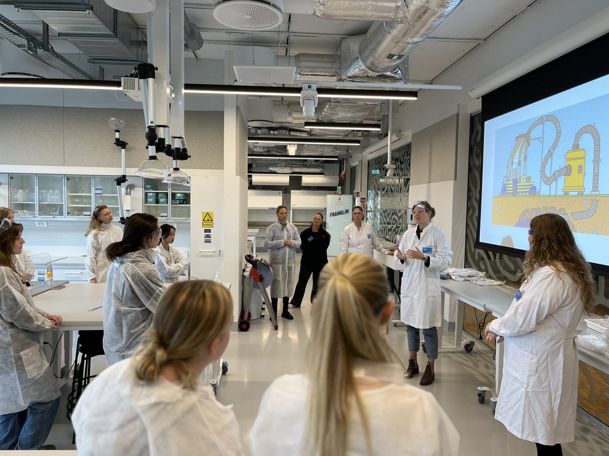 LIFEFonden's tweet photo. @Novozymes er i fuld gang med undervisningen i “de alsidige enzymer” - herunder CO2 Capture og plantebøffer 🌱 #GirlsDayinScience https://t.co/TzKIm53BHn