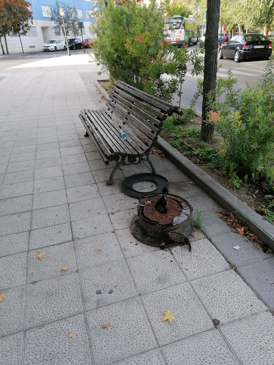 Angel_gumix's tweet photo. Este es el estado en el que están las papeleras y los bancos en la avenida plaza de toros, justo en frente del hotel Equo. Nada que decir @Ayto_Aranjuez??
@HeraldoAranjuez @ccooayto https://t.co/luLmVLRsn5