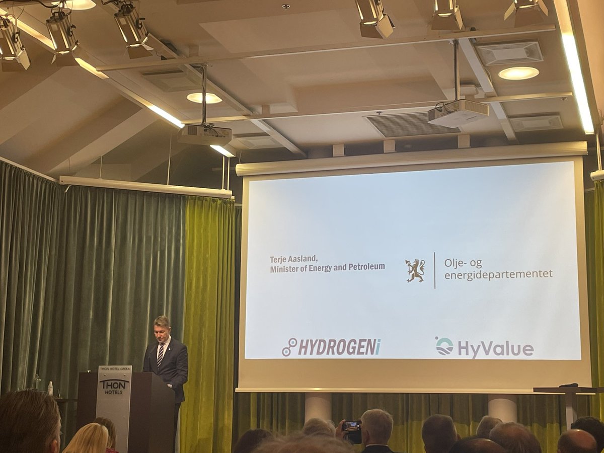 I dag åpner Statsråd Terje Aasland FME-senteret HyValue som utvikler #kunnskap, metodikk og #innovative løsninger for hydrogenenergibærere. @hvl_no er stolt FoU partner i dette usedvanlig viktige samarbeidet. <a href="/NORCEresearch/">NORCE</a> #hydrogen <a href="/forskningsradet/">Norges forskningsråd</a> <a href="/AinaMBerg/">Aina Berg</a> <a href="/terjeaas/">Terje Aas</a> <a href="/UiB/">Universitetet i Bergen</a>