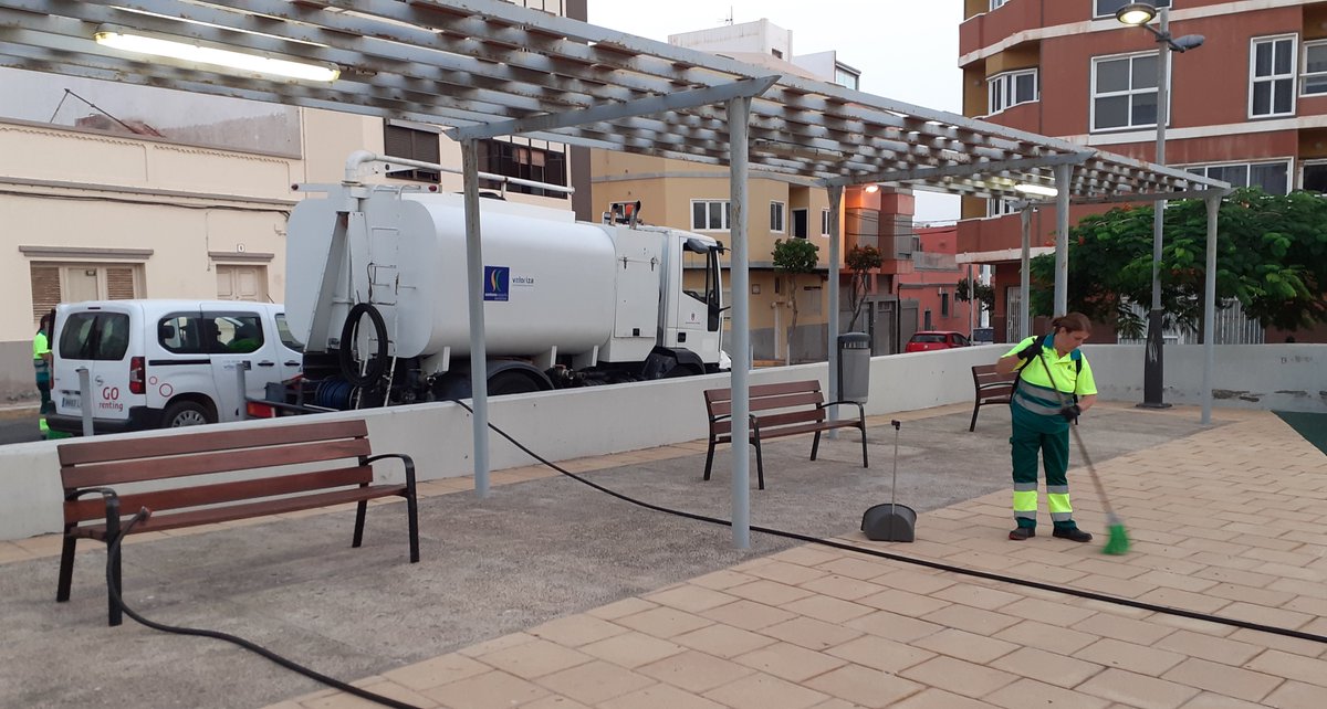 TeldeLimpia's tweet photo. 🧹Casi una treintena de compañeros y compañeras, con diferente maquinaria, llevó a cabo una limpieza de choque en los barrios de #Salinetas y #Clavellina.

💪Una labor que optimiza las labores diarias del servicio.

#TeldeLimpia #LimpiezaViaria #reciclaje https://t.co/skCllIw4Dp