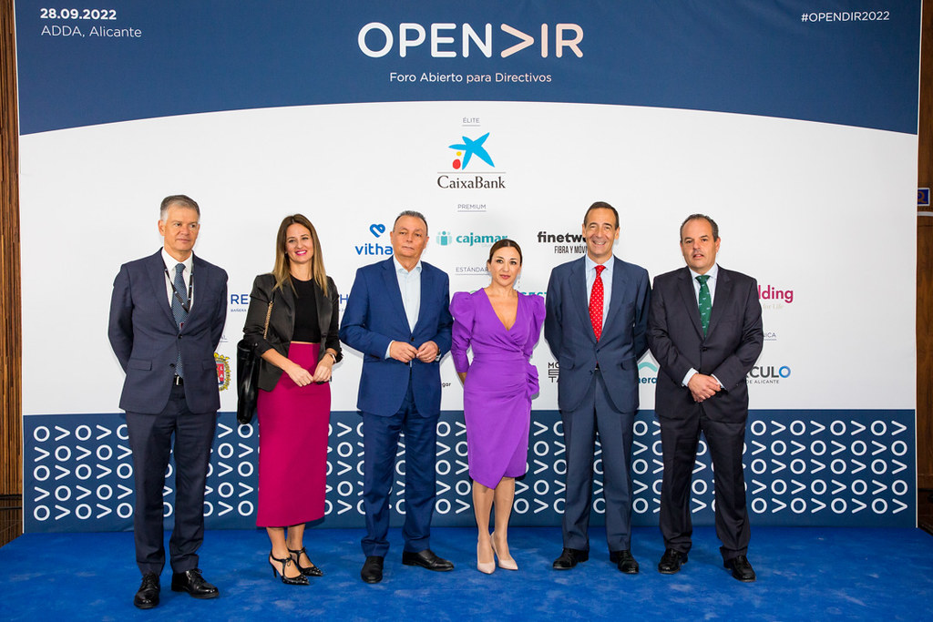 OpendirA's tweet photo. Momentos @OpendirA 📸 El pdte de la @CamaraAlicante, Carlos Baño, y la vicepdta Eva Miñano, junto a otros asistentes 📸 Secr. gral y pdte de @CEV_CV, Esther Guilabert y Salvador Navarro; Eva Toledo; Gonzalo Gortázar, CEO @caixabank y Baño ¡Gracias por acompañarnos! #OPENDIR2022 https://t.co/xReMEoCyyu