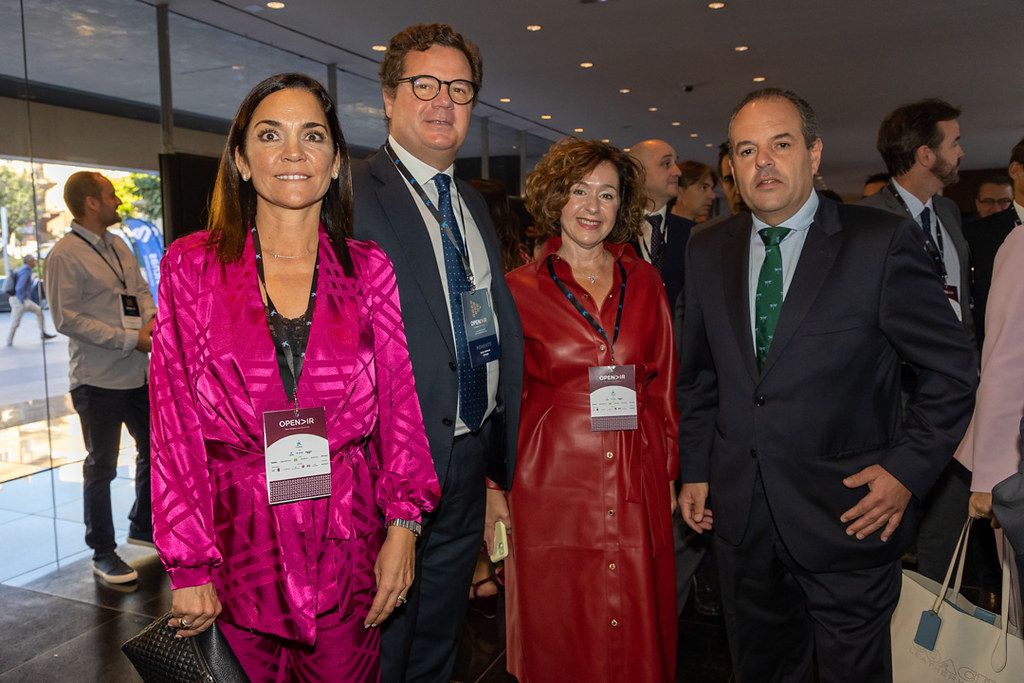 OpendirA's tweet photo. Momentos @OpendirA 📸 El pdte de la @CamaraAlicante, Carlos Baño, y la vicepdta Eva Miñano, junto a otros asistentes 📸 Secr. gral y pdte de @CEV_CV, Esther Guilabert y Salvador Navarro; Eva Toledo; Gonzalo Gortázar, CEO @caixabank y Baño ¡Gracias por acompañarnos! #OPENDIR2022 https://t.co/xReMEoCyyu
