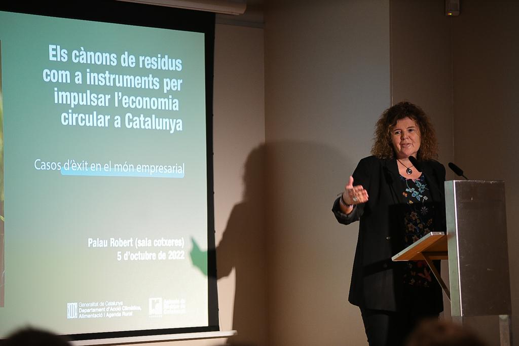 residuscat's tweet photo. Aquí matí estem presentant al @palaurobert projectes innovadors que han rebut finançament del Cànon de #residus industrials.
Al llarg d'aquests anys, el que hem recaptat ha retornat al mateix sector per fer-lo més circular, en forma d'ajuts per impulsar projectes. https://t.co/vYOsPr730s