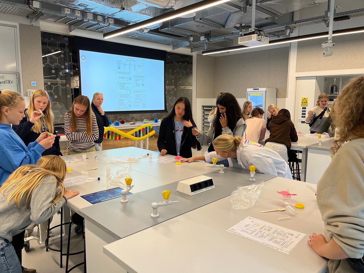 LIFEFonden's tweet photo. Også @AcademyBiotech underviser på livet løs til #GirlsDayinScience! I deres laboratorier handler det om “den grønne revolution” 🌱👩🔬 https://t.co/bPjooaEST1