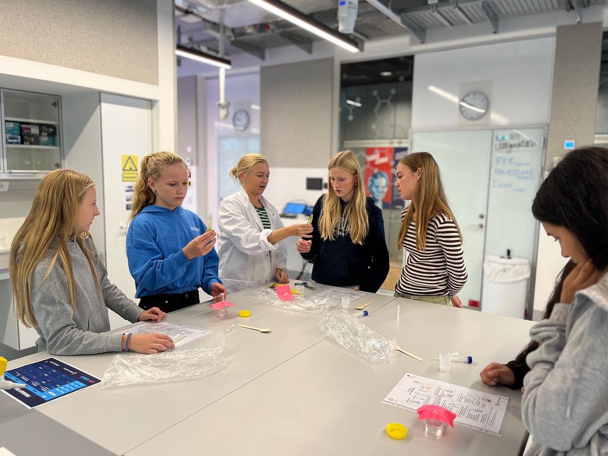 LIFEFonden's tweet photo. Også @AcademyBiotech underviser på livet løs til #GirlsDayinScience! I deres laboratorier handler det om “den grønne revolution” 🌱👩🔬 https://t.co/bPjooaEST1