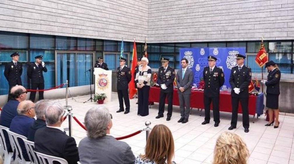 VicentMarza's tweet photo. Qui va fomentar que ens pegaren el 9 d’octubre, condecorat per la policia nacional.

La neutralitat dels cossos policials definida en una notícia. https://t.co/95EjNIL5FZ