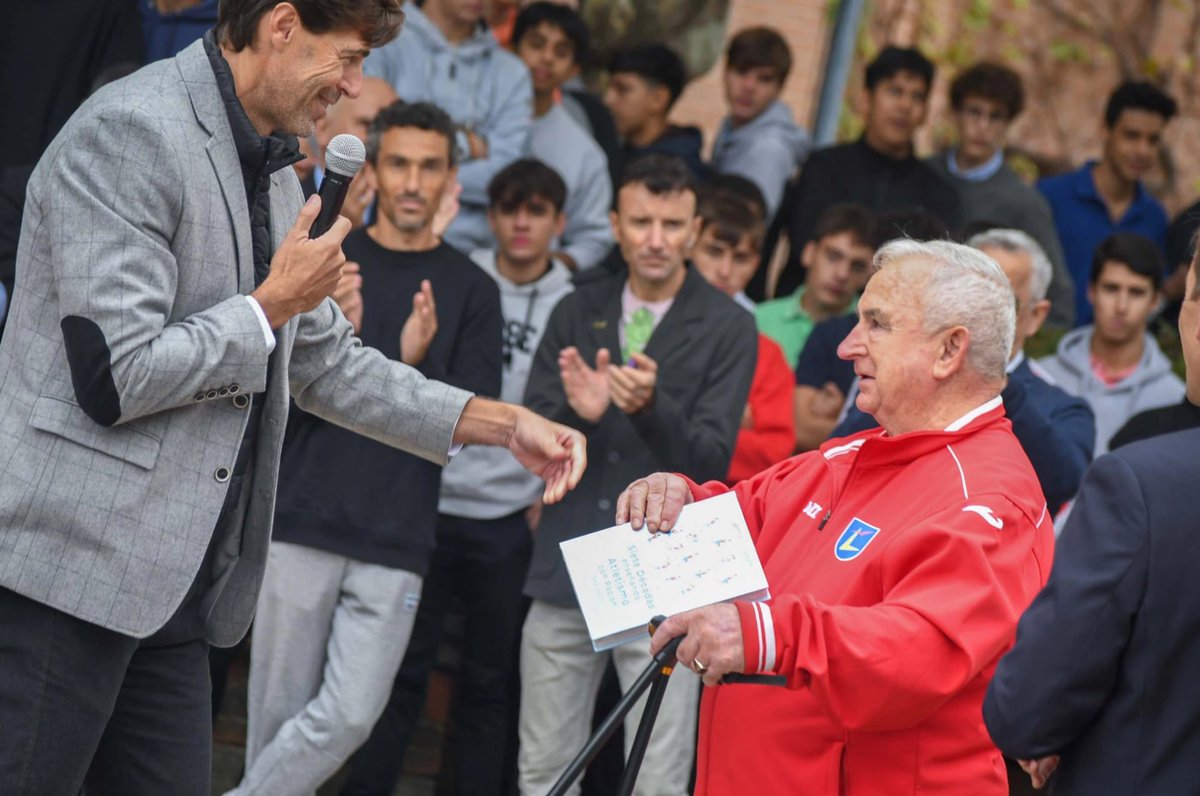 jlcalvo_luis's tweet photo. Hace unos días fue homenajeado el gran LAZARO LINARES.Primero en darme una oportunidad como entrenador de atletismo.Fue mi jefe y amigo(lo sigue siéndolo)
Grandes consejos y enseñanzas, para el atletismo y la vida. Mi mayor agradecimiento. Un abrazo muy fuerte. https://t.co/cbD1tH7dCo
