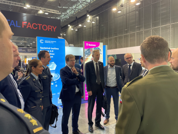 NCP40's tweet photo. Dobré ráno z #technologicky ostrov #NCP40 #MSV2022. 5G sítě jsou velmi důležité i pro armádu. @TMobile_CZE je prezentuje pro Generální štáb @ArmadaCR a @uniobranybrno, @PetrOcko @mpo_tweetuje.
@BVVBrno @LiskovecJarda. https://t.co/8tfShyhMTv