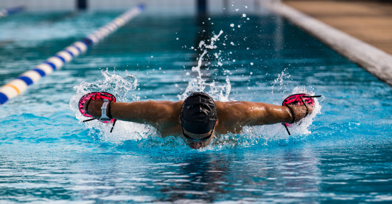 sanofi's tweet photo. Everyone has a role to play in the race to #defeatmeningitis by 2030. 

On #WorldMeningitisDay we’re teaming up with meningitis survivor and para swimmer @TCurin. Find out what you can do in the race to defeat this potentially devastating yet largely vaccine-preventable disease.