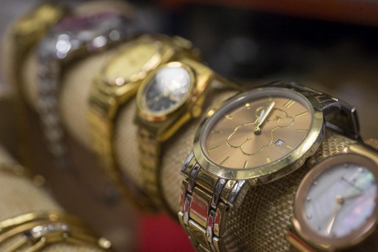 MADRID's tweet photo. 📢Del 5 al 19 de octubre subastamos más de 2.000 objetos perdidos.

✅Son joyas, instrumentos y mobiliario que llevan más de 2 años depositados en la Oficina de Objetos Perdidos y en el Almacén de Villa sin ser retirados por sus dueños. 

👉https://t.co/9OmBwgwv9Q https://t.co/jksSoWJWbu
