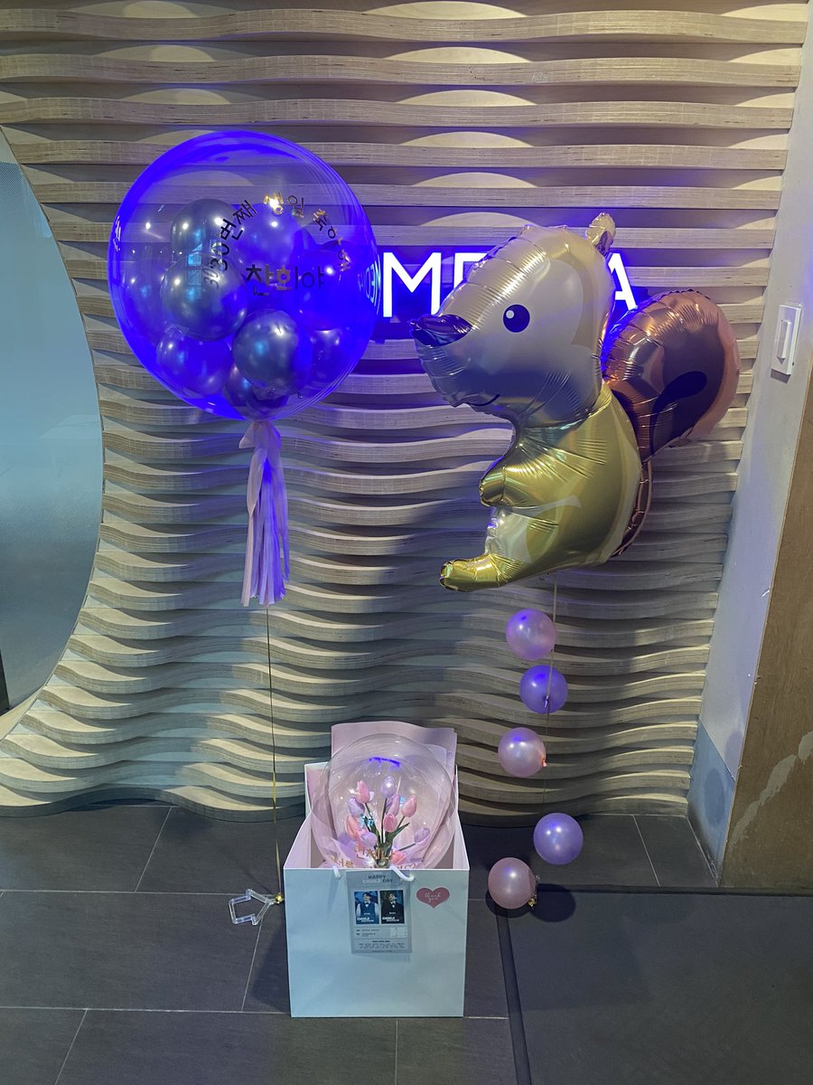asachan_Angel's tweet photo. ちゃにのお誕生日をお祝いして、今日、事務所にバルーンと花束を贈らせていただきました🥳🐿🌷広告企画に参加くださった皆様のお名前を入れたメッセージカードを一緒につけました!参加くださった皆様本当にありがとうございます💜
#틴탑천지_도토리30개
#PrinceChanheeHasReturned https://t.co/0obmT1Y5oj